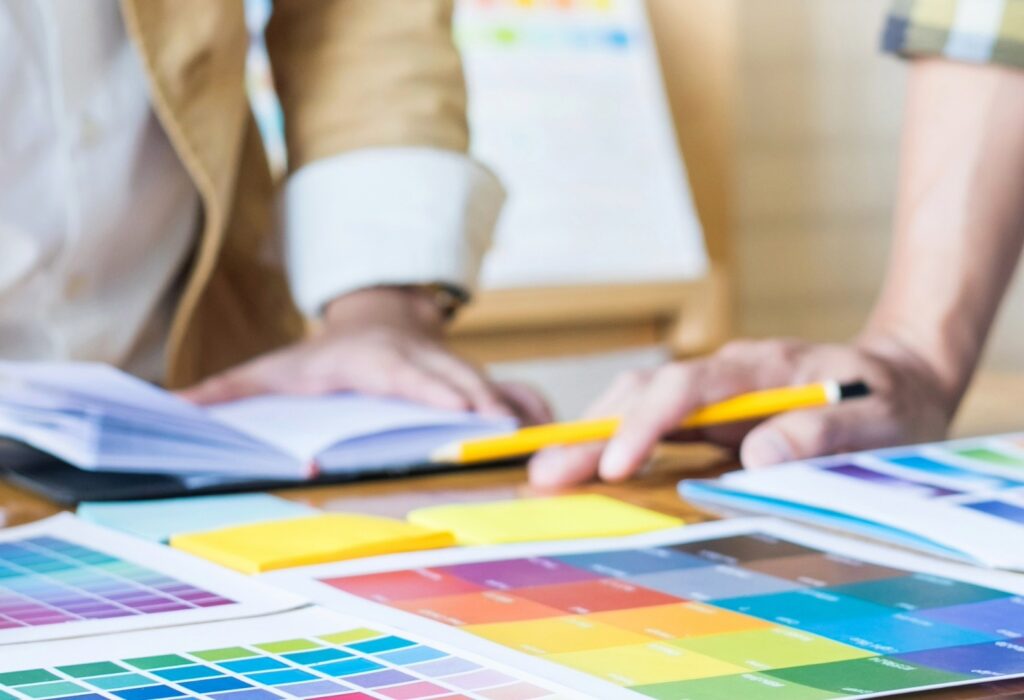 A customer selecting professional business cards design colors